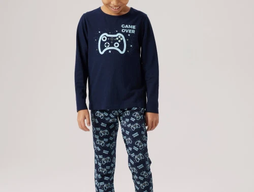 Barn iført mørkeblåt pyjamassæt fra Name It med gamer-motiv